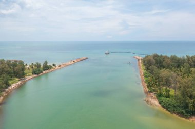 Açık mavi turkuaz deniz suyu, Tayland 'da yaz mevsiminde Phuket Adası' ndaki Andaman denizi. Okyanus desenli duvar kağıdı arka planında su.