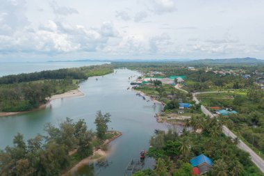 Açık mavi turkuaz deniz suyu, Tayland 'da yaz mevsiminde Phuket Adası' ndaki Andaman denizi. Okyanus desenli duvar kağıdı arka planında su.