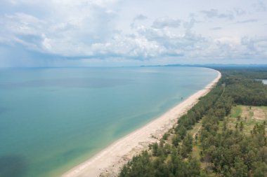 Açık mavi turkuaz deniz suyu, Tayland 'da yaz mevsiminde Phuket Adası' ndaki Andaman denizi. Okyanus desenli duvar kağıdı arka planında su.