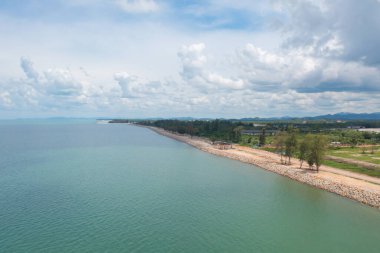 Açık mavi turkuaz deniz suyu, Tayland 'da yaz mevsiminde Phuket Adası' ndaki Andaman denizi. Okyanus desenli duvar kağıdı arka planında su.