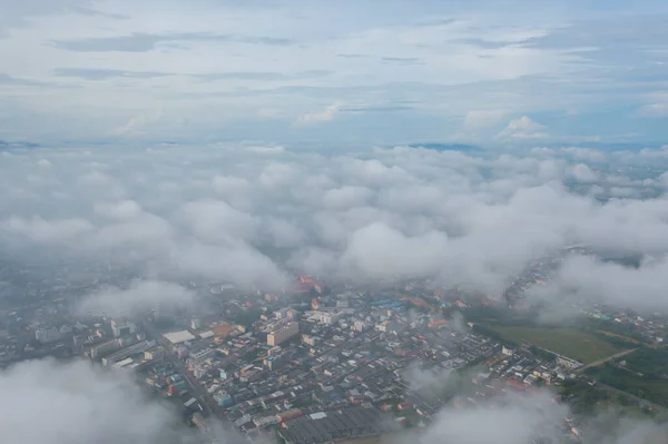 Vista Aérea Los Tejados Residenciales Del Barrio Con Niebla Temporada — Foto de Stock
