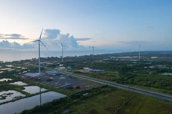 工业厂房内风力涡轮机或风车农场及海滨海滩的空中景观 水资源 可持续绿色清洁能源和环境概念 自然创新 — 图库照片