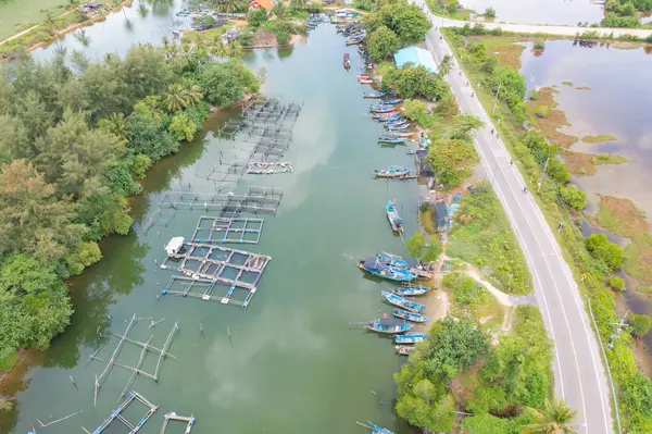 漁師の都市村の町の家 または川とカンネルで釣りトラップネットの空中ビュー タイのパク ソンクシュタインの自然景観漁業と釣り道具 アクアカルチャー農業 — ストック写真