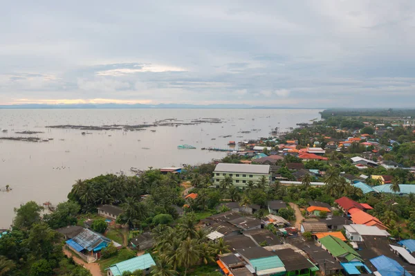 漁師の都市村の町の家 または川とカンネルで釣りトラップネットの空中ビュー タイのパク ソンクシュタインの自然景観漁業と釣り道具 アクアカルチャー農業 — ストック写真