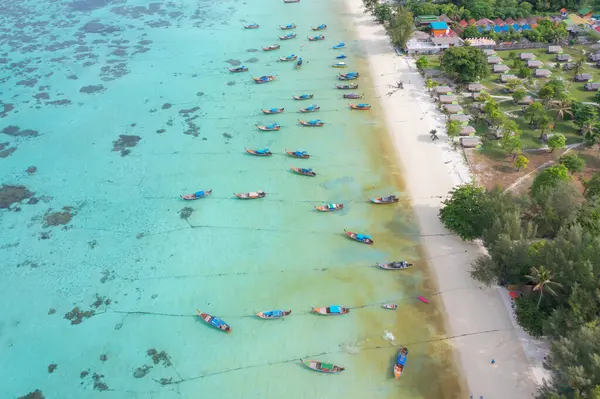 Yaz mevsiminde sahil kıyısı, nehir, göl veya turist teknelerinin hava manzarası. Doğa manzarası arka planı, Tayland.