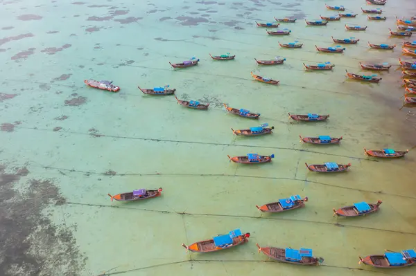 Yaz Mevsiminde Sahil Kıyısı Nehir Göl Veya Turist Teknelerinin Hava — Stok fotoğraf