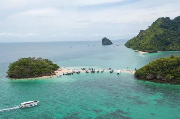 Açık mavi adalı tekneler, turkuaz deniz suyu, yaz mevsiminde Phuket adasındaki Andaman denizi, Tayland. Okyanus materyali desenli duvar kağıdı arka planında su.