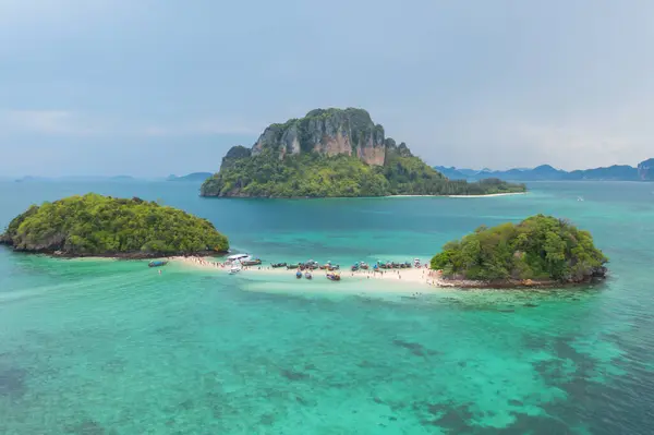 Açık mavi adalı tekneler, turkuaz deniz suyu, yaz mevsiminde Phuket adasındaki Andaman denizi, Tayland. Okyanus materyali desenli duvar kağıdı arka planında su.