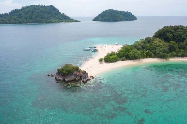 Açık mavi adalı tekneler, turkuaz deniz suyu, yaz mevsiminde Phuket adasındaki Andaman denizi, Tayland. Okyanus materyali desenli duvar kağıdı arka planında su.