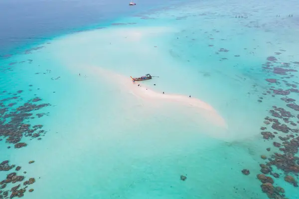 Vista Aérea Barcos Com Clara Ilha Azul Separada Água Mar — Fotografia de Stock