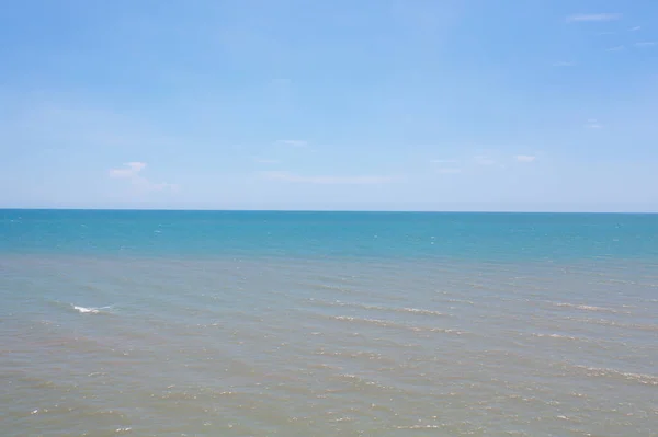 タイの夏季には プーケット島の明確な青いターコイズ海水 アンダマン海の空中ビュー 海のパターンの質の壁紙の背景の水 — ストック写真