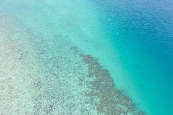 Açık mavi turkuaz deniz suyu, Tayland 'da yaz mevsiminde Phuket Adası' ndaki Andaman denizi. Okyanus desenli duvar kağıdı arka planında su.