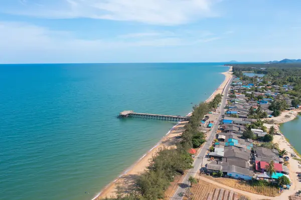 Açık mavi turkuaz deniz suyu, Tayland 'da yaz mevsiminde Phuket Adası' ndaki Andaman denizi. Okyanus desenli duvar kağıdı arka planında su.