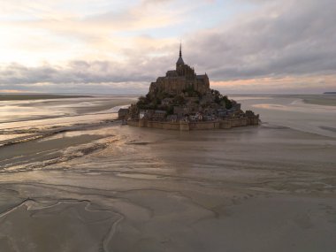 Fransa 'daki Mont Saint Michel kalesinin havadan görünüşü. Avrupa.