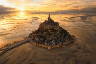 Fransa 'daki Mont Saint Michel kalesinin havadan görünüşü. Avrupa.