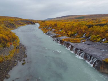 Sonbahar mevsiminde İzlanda 'da Hraunfossar şelalesinin hava manzarası. Ünlü doğa manzarası arka planı