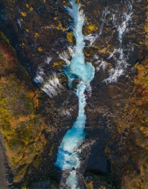 İzlanda 'da sonbahar mevsiminde Bruarfoss şelalesinin hava manzarası. Ünlü doğa manzarası arka planı