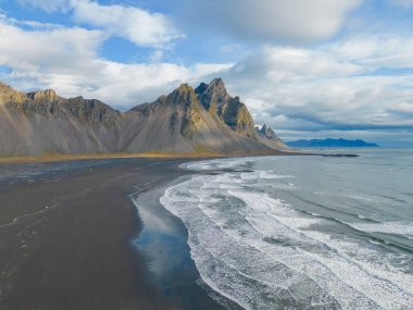 Yaz mevsiminde İzlanda adalarında deniz olan Vestrahorn dağları, Avrupa tepeleri, doğa manzarası. Hayvanlar.