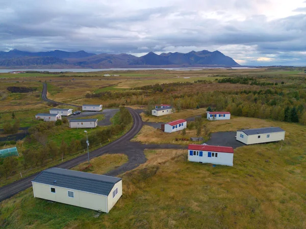 夏季冰岛岛屿上有高山的房屋或酒店的空中俯瞰图 欧洲山丘 自然景观背景 — 图库照片