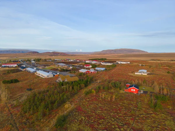 夏季冰岛岛屿上有高山的房屋或酒店的空中俯瞰图 欧洲山丘 自然景观背景 — 图库照片