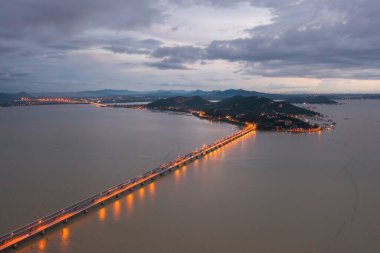 Yeşil mangrov ormanları, nehir, gölet ya da göl olan bir köprü manzarası. Doğa manzarası arka planı, Tayland.