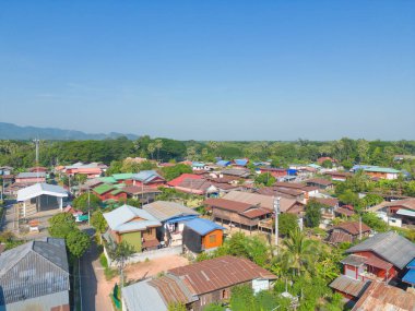 Yerel yerleşim yerlerinin çatılarının havadan görüntüsü. Yukarıdan kentsel konut geliştirme. Üst Manzara. Tayland 'ın Sukhothai kentsel kasabasında gayrimenkul. Gayrimenkul.