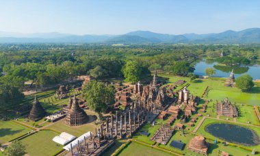 Sukhothai Tarih Parkı 'nın havadan görünüşü, Buda Pagoda stupa' nın Sukhothai, Tayland 'da yeşil dağ tepeleri ve orman ağaçları olan bir tapınak. Tayland Budist tapınağı mimarisi. Turist eğlencesi.