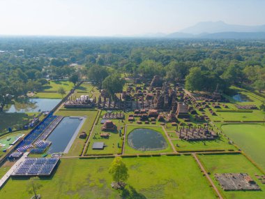 Sukhothai Tarih Parkı 'nın havadan görünüşü, Buda Pagoda stupa' nın Sukhothai, Tayland 'da yeşil dağ tepeleri ve orman ağaçları olan bir tapınak. Tayland Budist tapınağı mimarisi. Turist eğlencesi.
