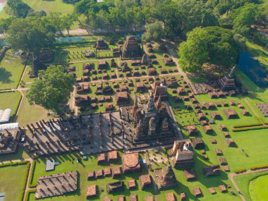 Sukhothai Tarih Parkı 'nın havadan görünüşü, Buda Pagoda stupa' nın Sukhothai, Tayland 'da yeşil dağ tepeleri ve orman ağaçları olan bir tapınak. Tayland Budist tapınağı mimarisi. Turist eğlencesi.