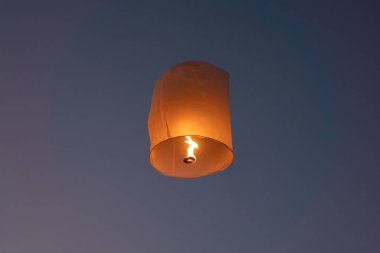 Taylandlılar geceleri Buda 'nın yadigarlarına ibadet etmek için gökyüzü fenerleri ya da lambalar bırakırlar. Chiang Mai, Tayland 'da geleneksel festival. Loy krathong.