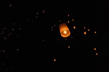 Taylandlılar geceleri Buda 'nın yadigarlarına ibadet etmek için gökyüzü fenerleri ya da lambalar bırakırlar. Chiang Mai, Tayland 'da geleneksel festival. Loy krathong.
