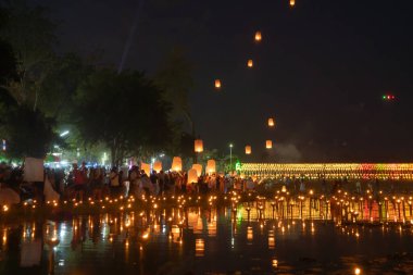 Taylandlılar geceleri Buda 'nın yadigarlarına ibadet etmek için gökyüzü fenerleri ya da lambalar bırakırlar. Chiang Mai, Tayland 'da geleneksel festival. Loy krathong.