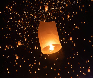 Taylandlılar geceleri Buda 'nın yadigarlarına ibadet etmek için gökyüzü fenerleri ya da lambalar bırakırlar. Chiang Mai, Tayland 'da geleneksel festival. Loy krathong.