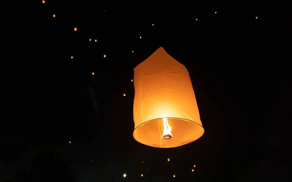 Тайці Випускають Небесні Плавучі Ліхтарі Або Лампи Поклоніння Мощам Будди — стокове фото