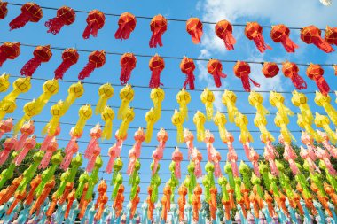 Seyahat ve tatil konseptindeki renkli fenerler ya da lambalar. Harikulchai Tapınağı, Lamphun, Tayland 'da geleneksel festival. Asya 'da geleneksel tören. Kutlama