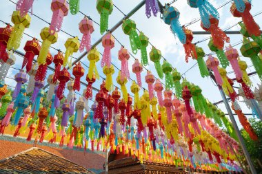 Seyahat ve tatil konseptindeki renkli fenerler ya da lambalar. Harikulchai Tapınağı, Lamphun, Tayland 'da geleneksel festival. Asya 'da geleneksel tören. Kutlama