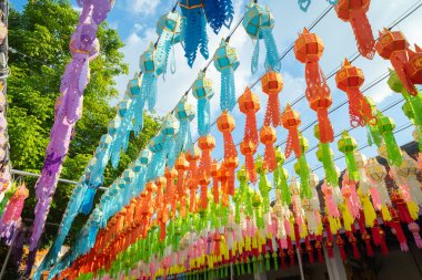 Seyahat ve tatil konseptindeki renkli fenerler ya da lambalar. Harikulchai Tapınağı, Lamphun, Tayland 'da geleneksel festival. Asya 'da geleneksel tören. Kutlama