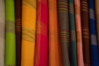 Renkli Tayland kumaş desenli yüzey dokusu. Tasarım dekorasyonu için kıyafet malzemelerinin yakın plan çekimi. El işi.