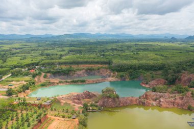 İnşaat sahasında kum bulunan arazinin havadan görünüşü. İz dokusu arka planından kurtul. Buldozer traktörü