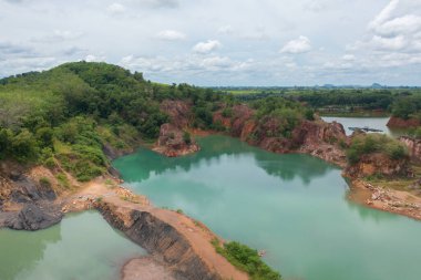 İnşaat sahasında kum bulunan arazinin havadan görünüşü. İz dokusu arka planından kurtul. Buldozer traktörü