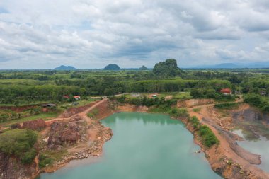 İnşaat sahasında kum bulunan arazinin havadan görünüşü. İz dokusu arka planından kurtul. Buldozer traktörü