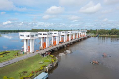 Baraj kulesinin havadan görüntüsü. Doğal manzara arka planında elektrik için geri dönüşüm enerji endüstrisi kavramında rezervuar ve deniz suyu. Çevre.