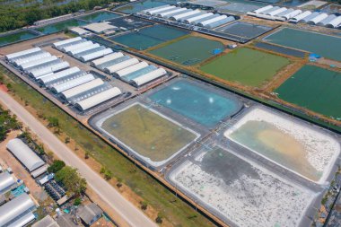 Şehir merkezindeki metropolitan taşra su işleri sanayi fabrikasının hava manzarası. Su hizmetleri..