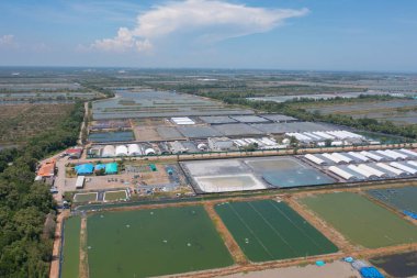Şehir merkezindeki metropolitan taşra su işleri sanayi fabrikasının hava manzarası. Su hizmetleri..