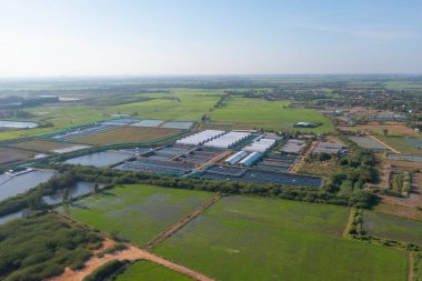 Şehir merkezindeki metropolitan taşra su işleri sanayi fabrikasının hava manzarası. Su hizmetleri..