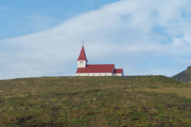 Yaz mevsiminde İzlanda 'da Vik kasabasındaki Reyniskirkja Kilisesi.