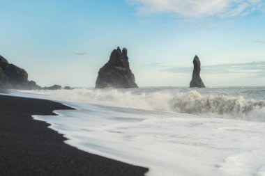İzlanda 'da Kara Kum Sahili Reynisfjara dalgası.