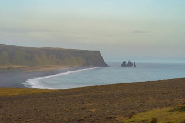 İzlanda 'da Kara Kum Sahili Reynisfjara dalgası.