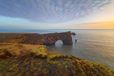 Dyrholaey, İzlanda 'da deniz kıyısında. Turist eğlencesi.