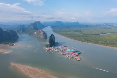 Koh Panyee 'nin hava manzarası, yüzen köy şehir evleri, göl denizi ya da nehir. Pak Pha, Phang Nga, Tayland 'da doğa balıkçılığı ve balıkçılık aletleri. Hayvancılık çiftçiliği.